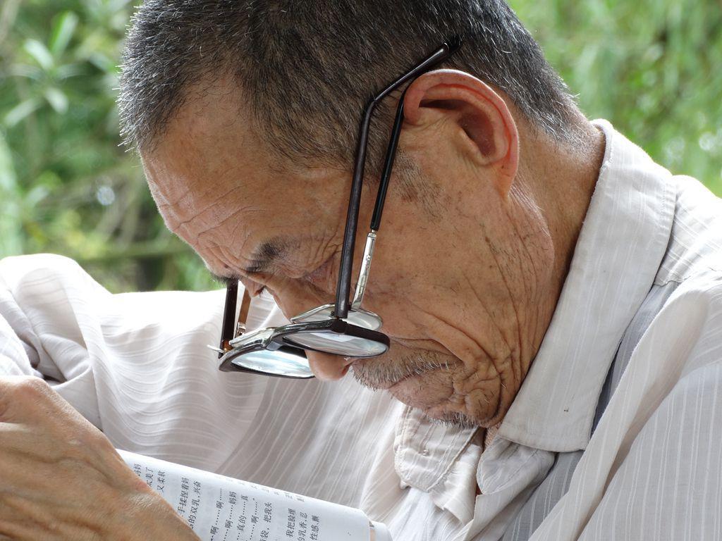 “老花眼”誰都避不開，哪些癥狀說明眼睛提前“花”了？